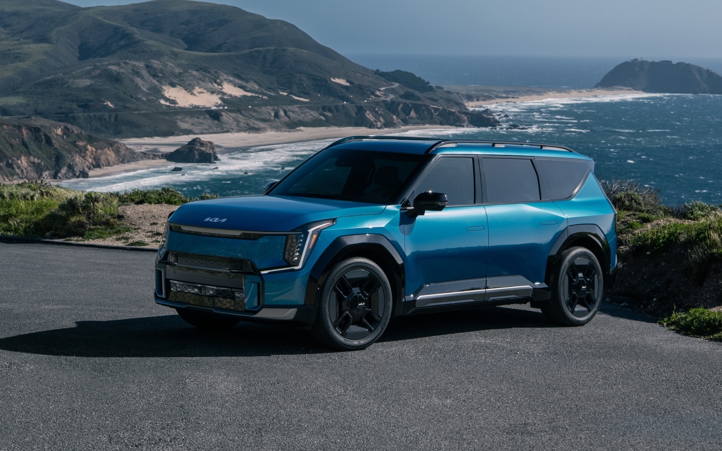 Синий автомобиль Kia EV9 GT-Line 2024 года