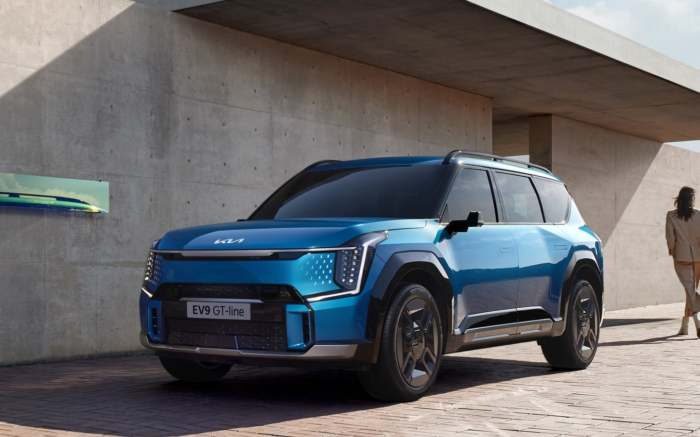 Автомобиль Kia EV9 GT-Line стоит у здания