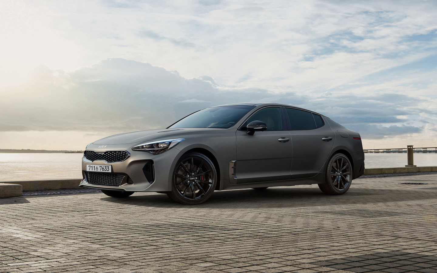 Автомобиль Kia Stinger GT Tribute 2023 на фоне красивого неба