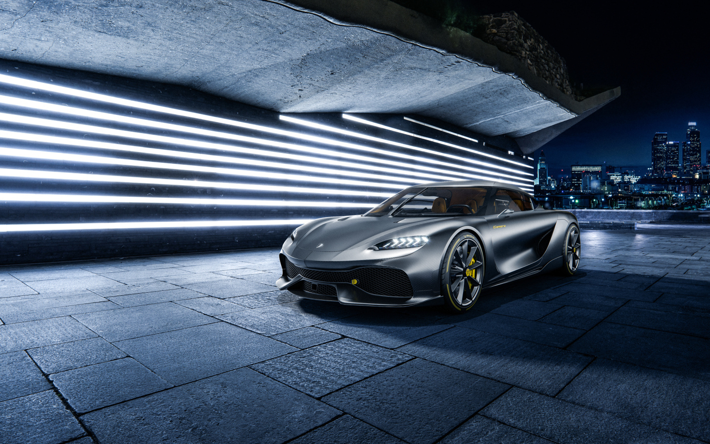 Серебристый автомобиль Koenigsegg Gemera на фоне города