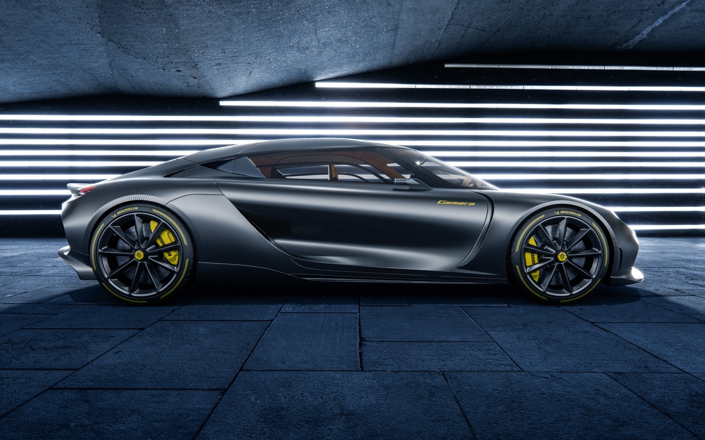 Серебристый автомобиль Koenigsegg Gemera вид сбоку