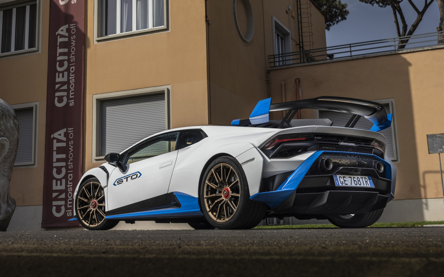 Авто Lamborghini Huracán STO 2022 года вид сзади