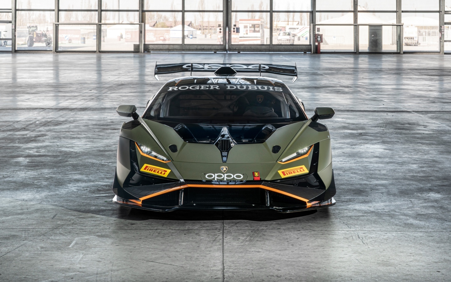 Автомобиль Lamborghini Huracán Super Trofeo EVO2  в ангаре