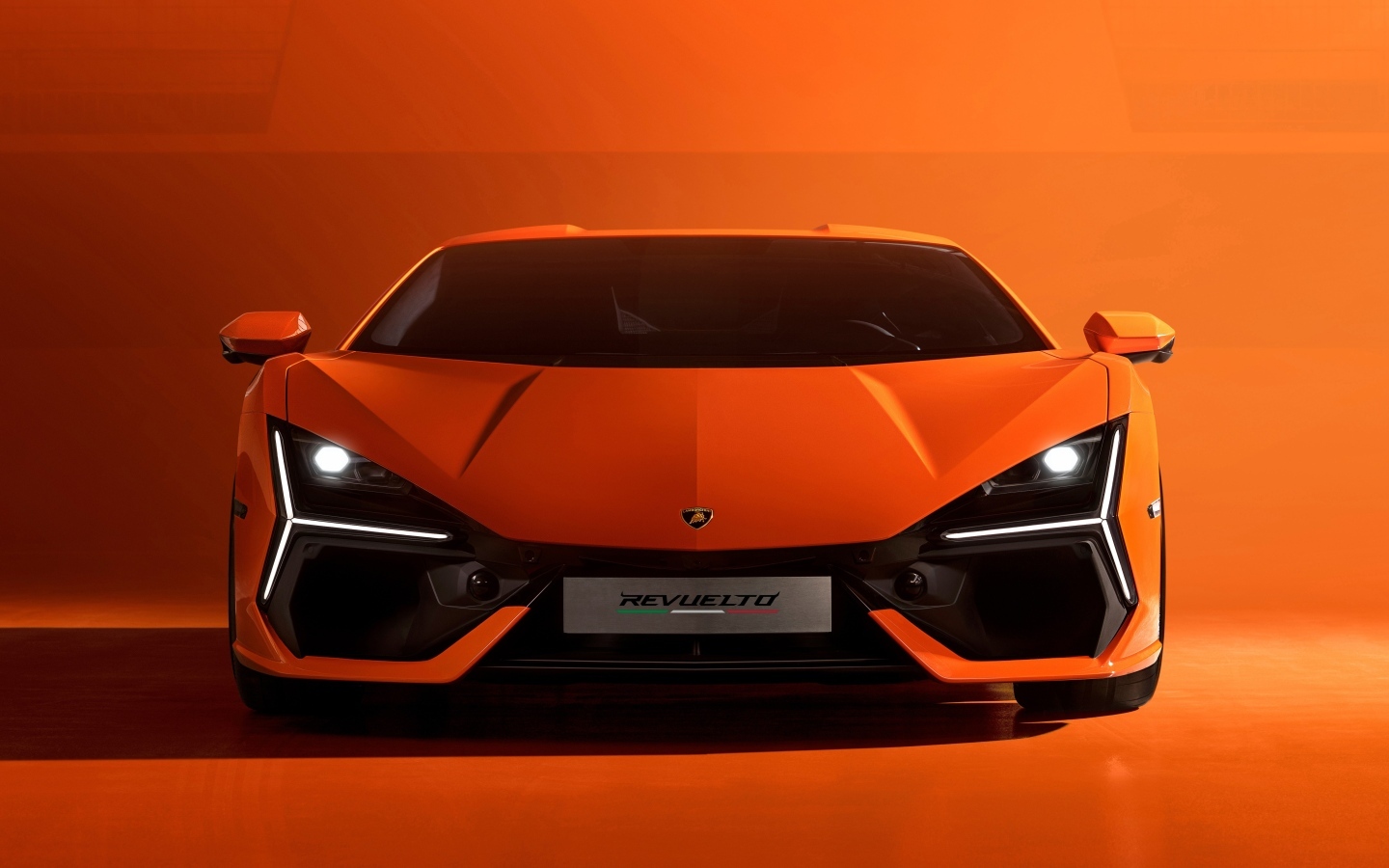 Автомобиль Lamborghini Revuelto 2023 на красном фоне