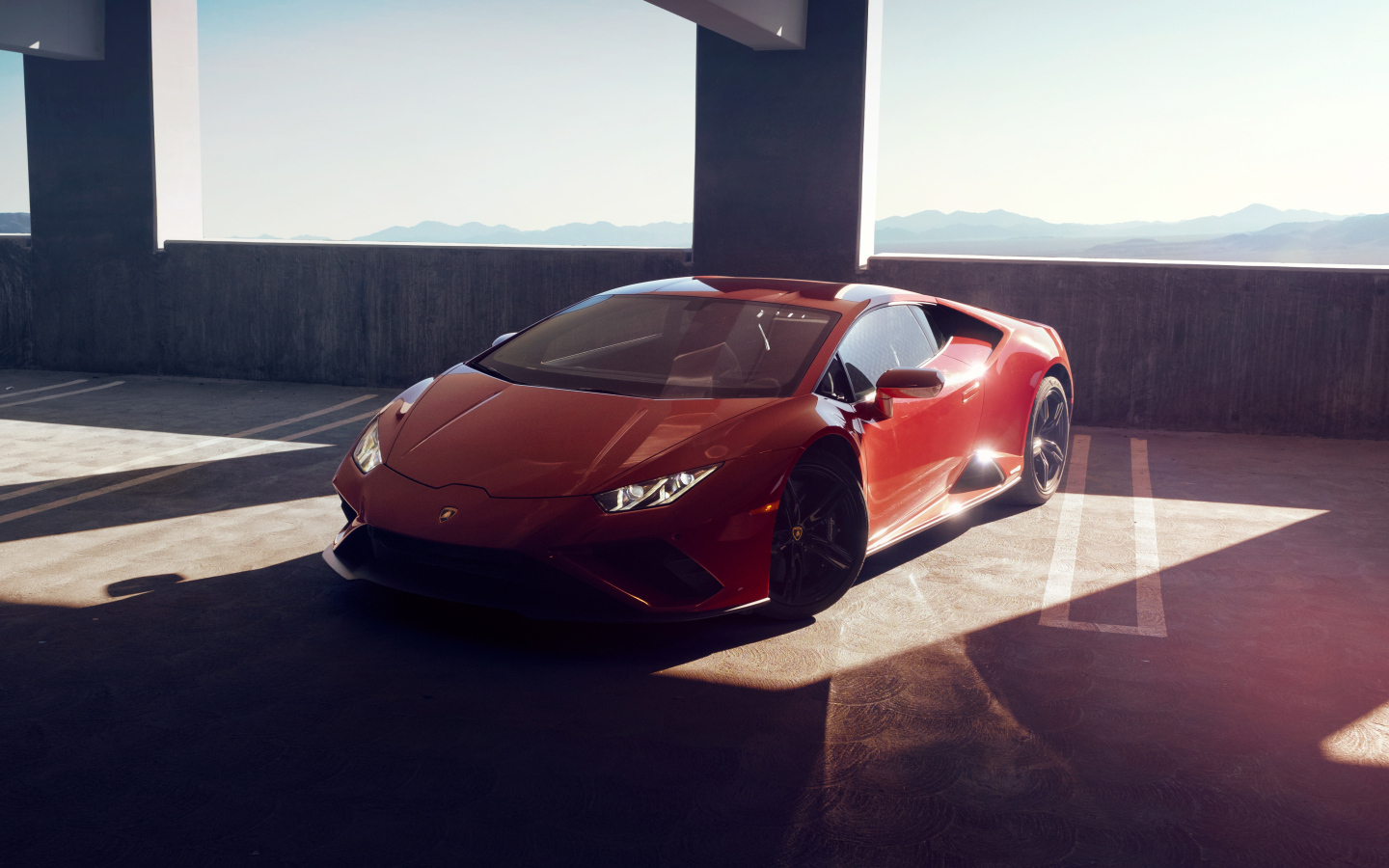 Быстрый красный автомобиль Lamborghini Huracan EVO RWD