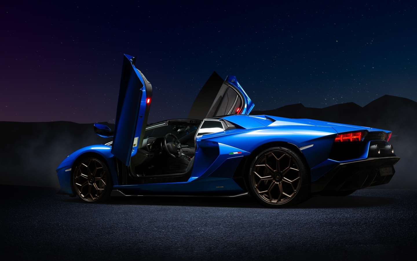 Автомобиль Lamborghini Aventador Ultimae Roadster с открытыми дверями