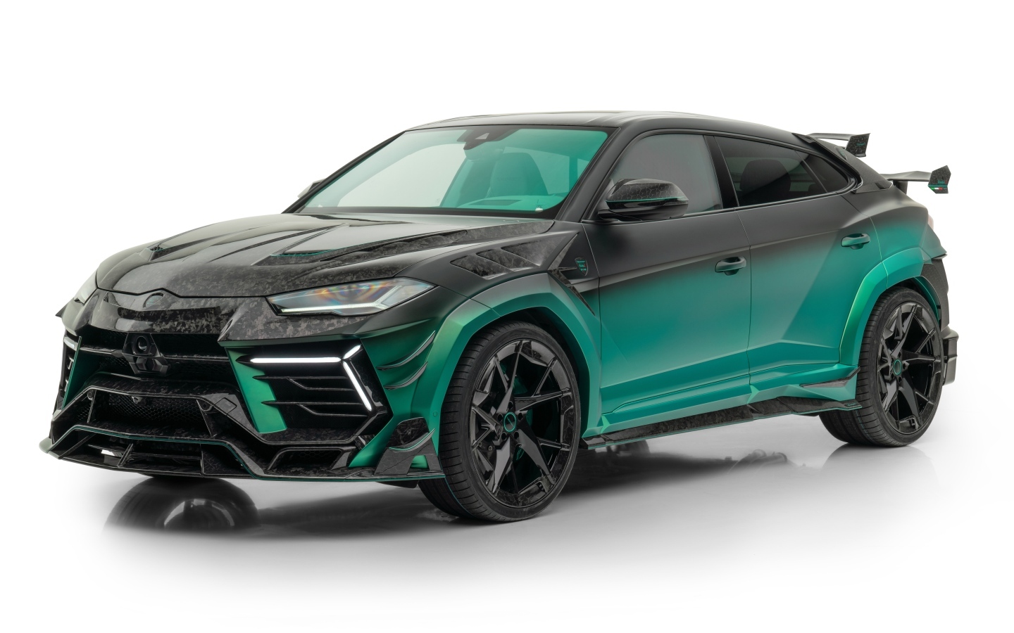 Автомобиль Lamborghini Urus Mansory Venatus S на белом фоне