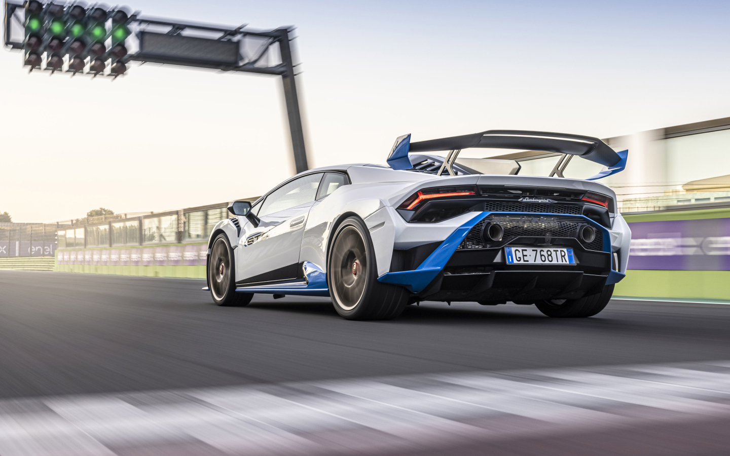 Гоночный Lamborghini Huracán STO у светофора 