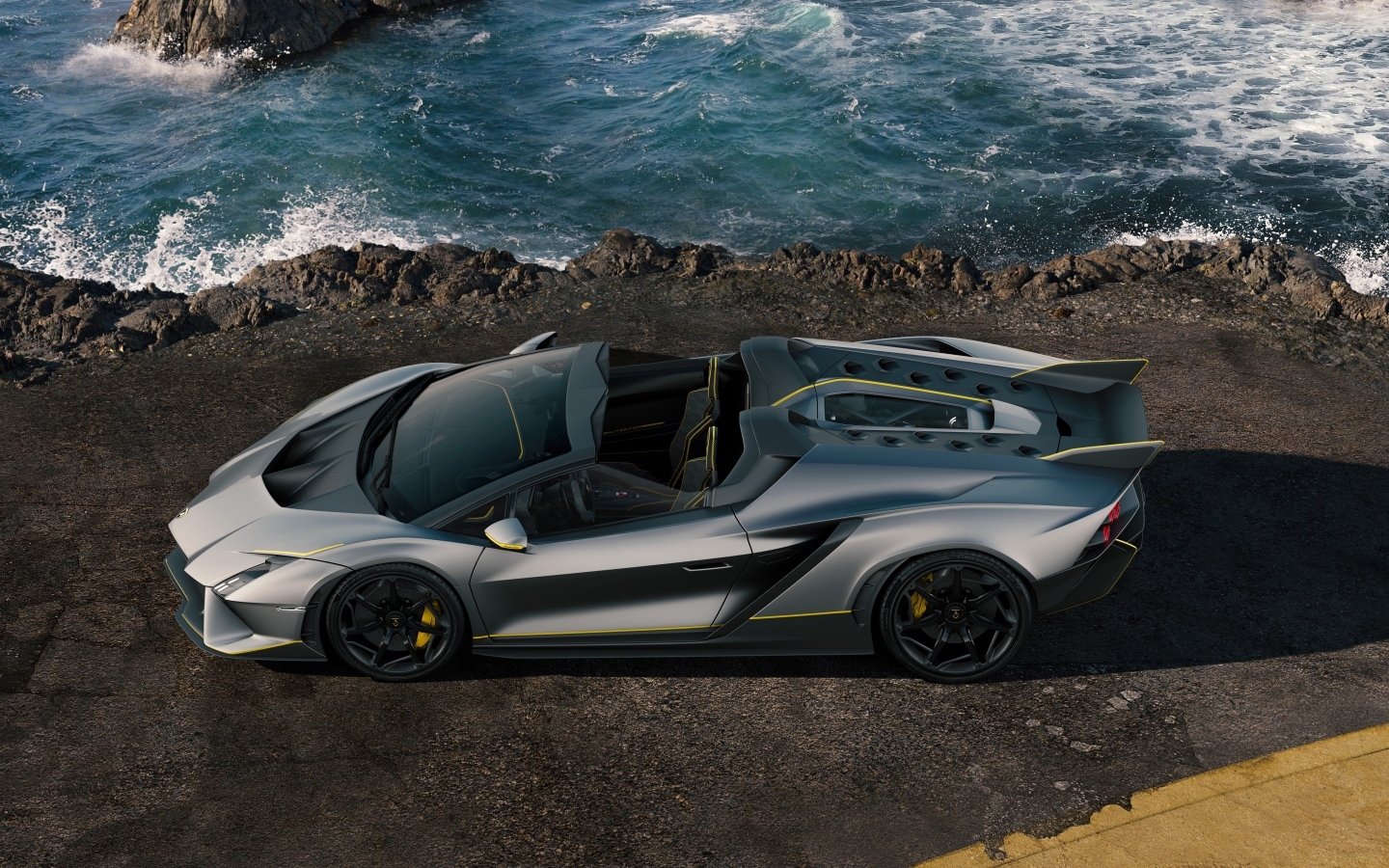 Серебристый автомобиль Lamborghini Autentica 2024  года вид сверху