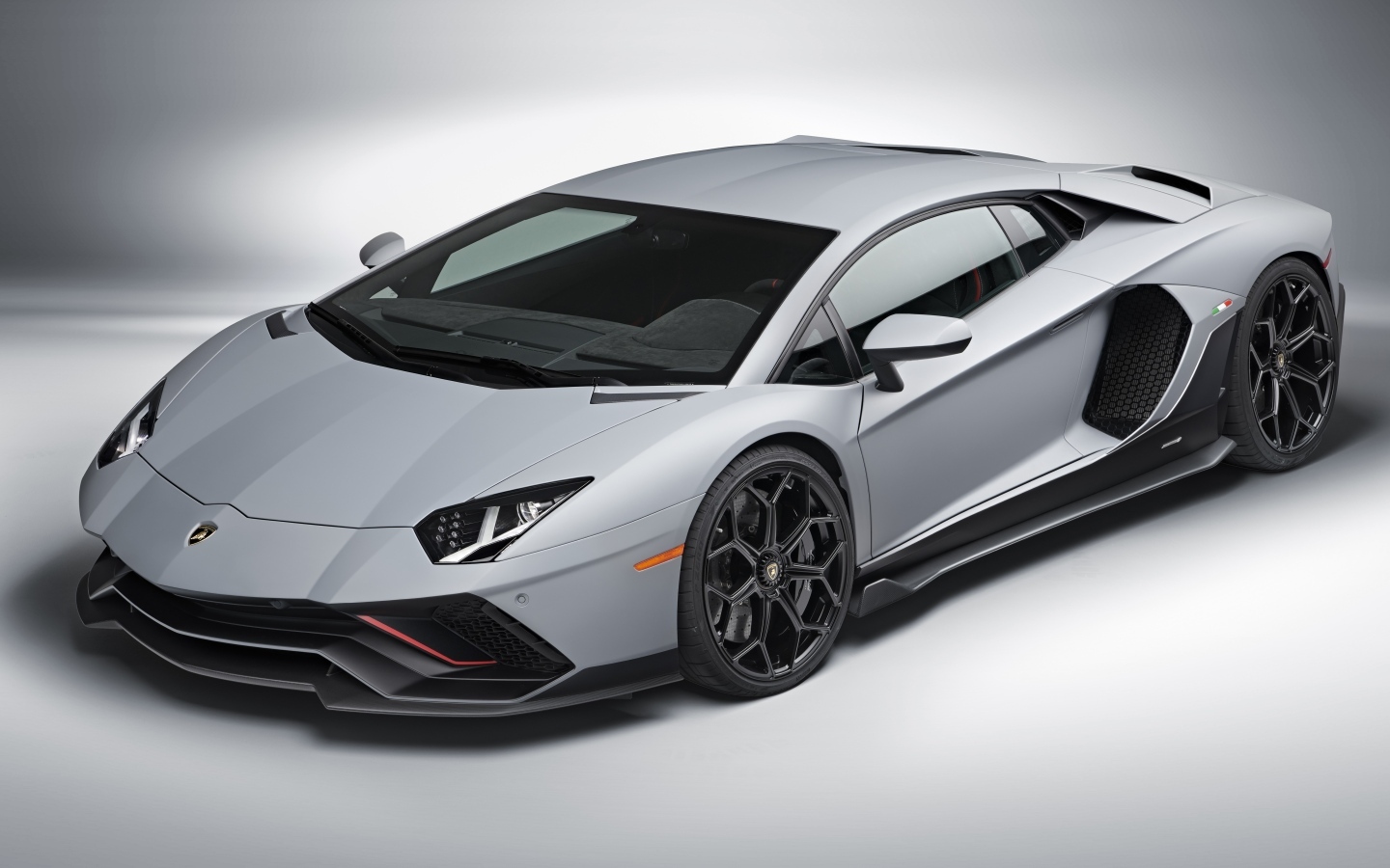 Серебристый автомобиль Lamborghini Aventador LP 780-4 Ultimae 2023
