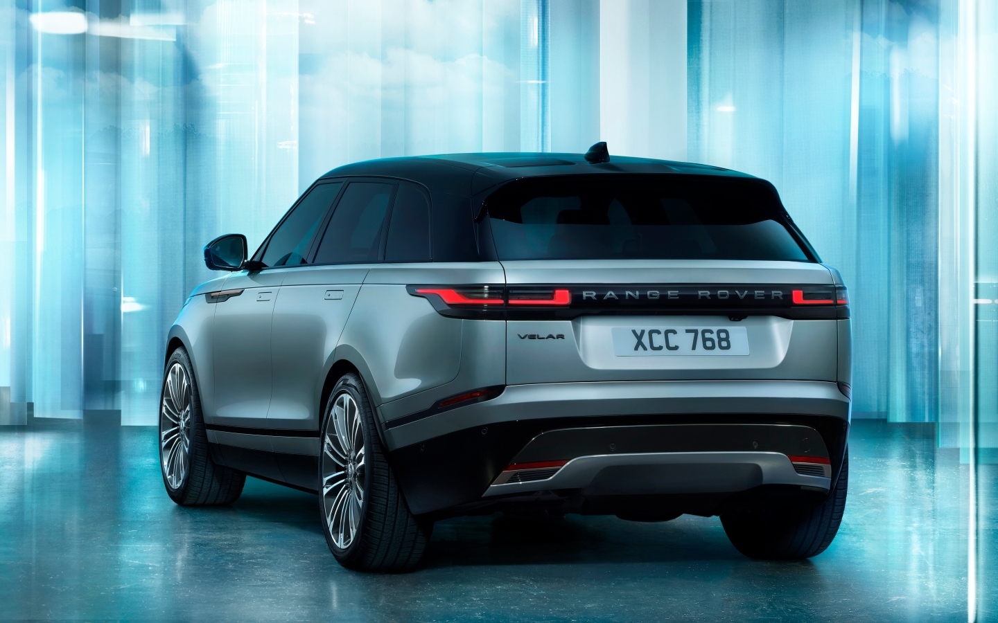 Автомобиль Range Rover Velar P400e Autobiography 2023 года вид сзади