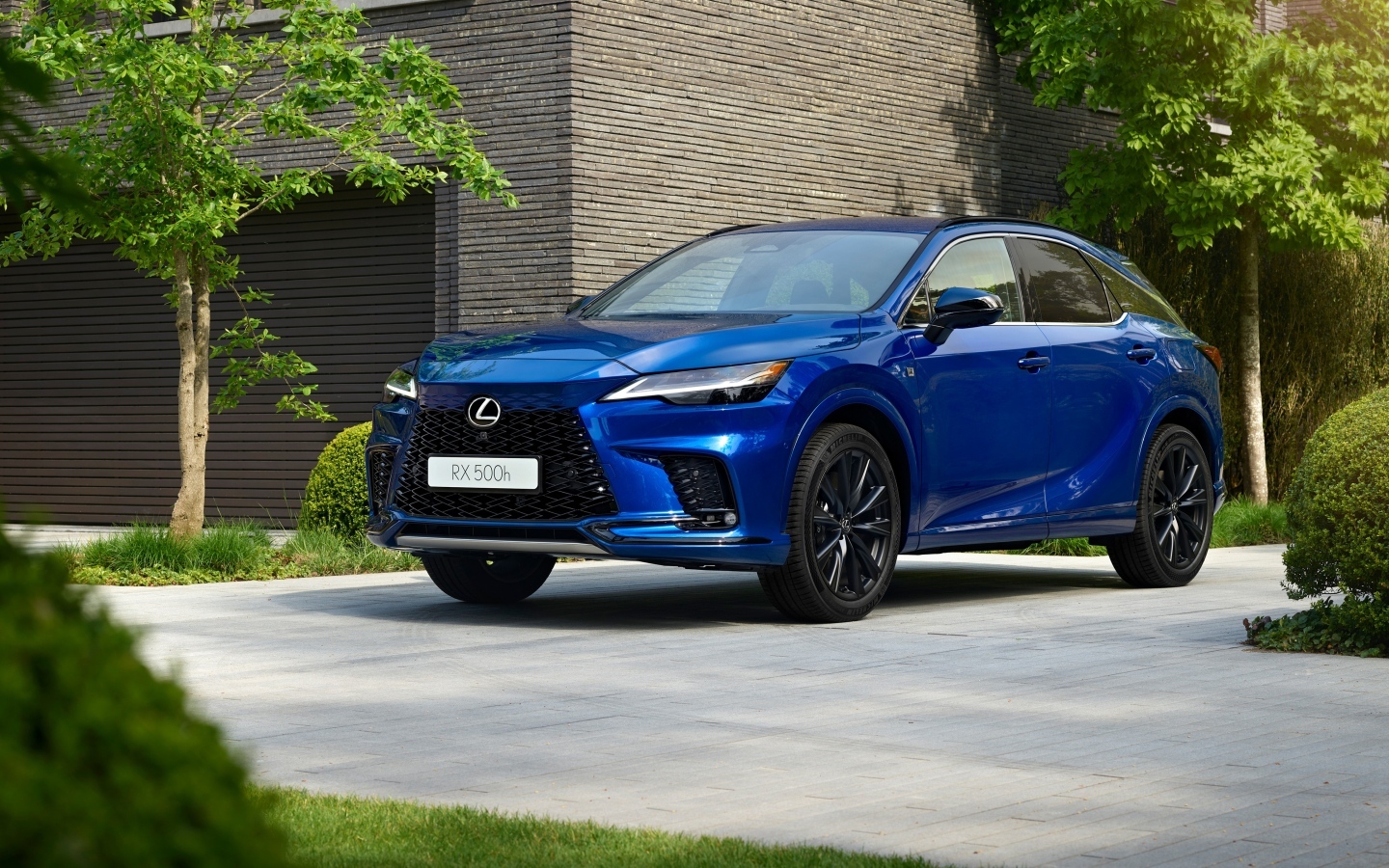 Синий автомобиль Lexus RX 500h F SPORT