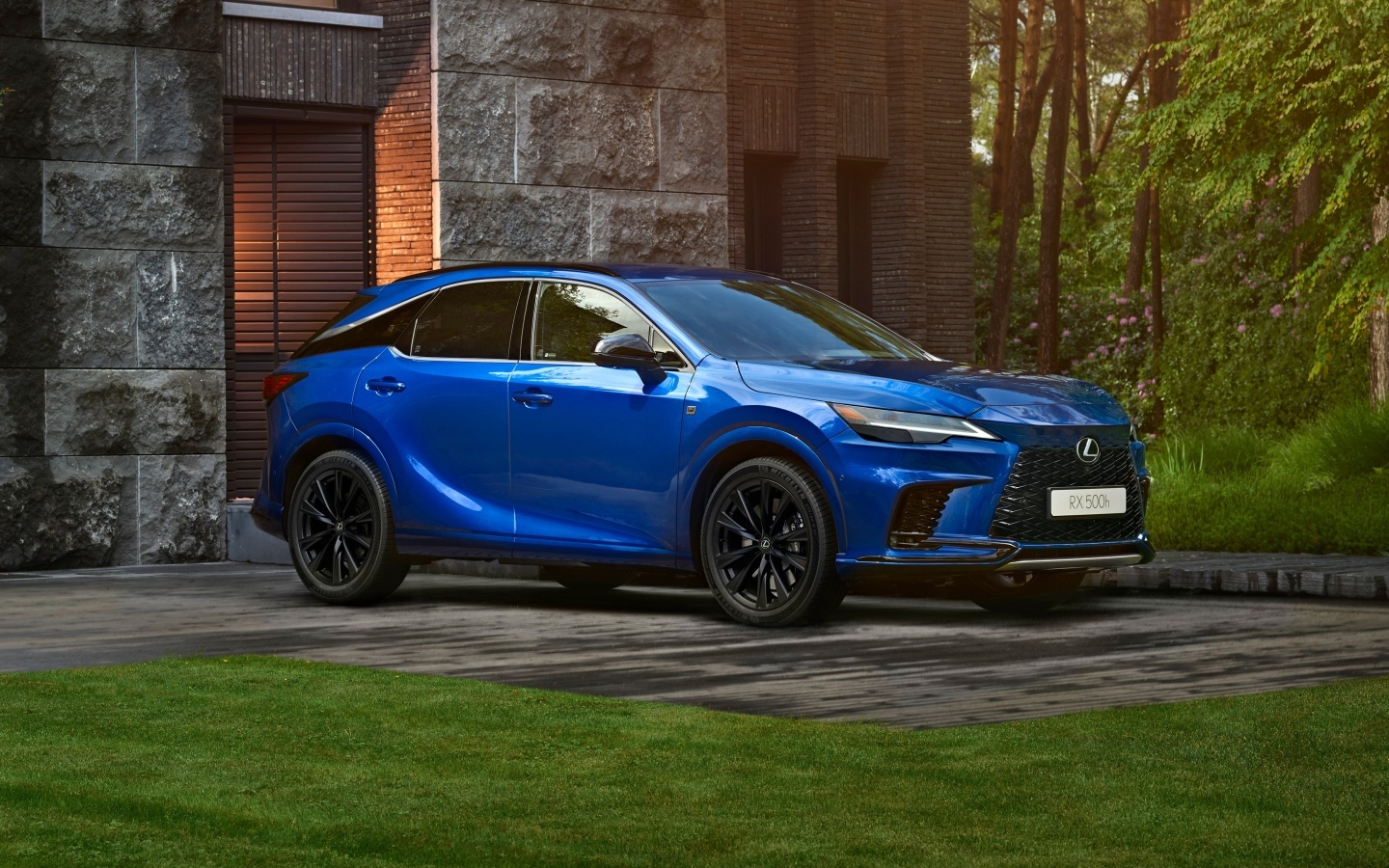 Внедорожник Lexus RX 500h F SPORT у здания