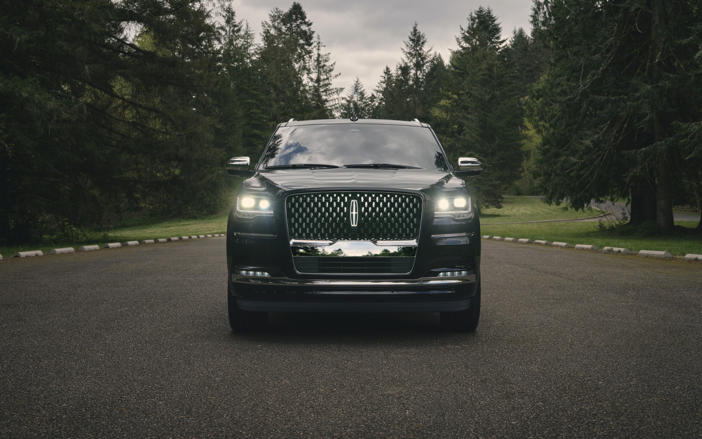 Автомобиль Lincoln Navigator, 2022 года вид спереди