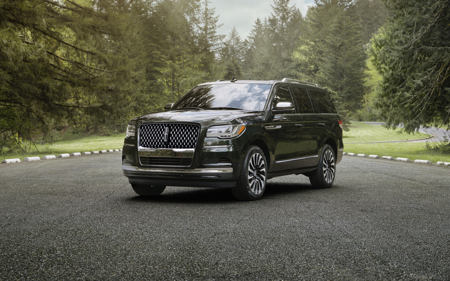 Черный дорогой внедорожник Lincoln Navigator, 2022 года