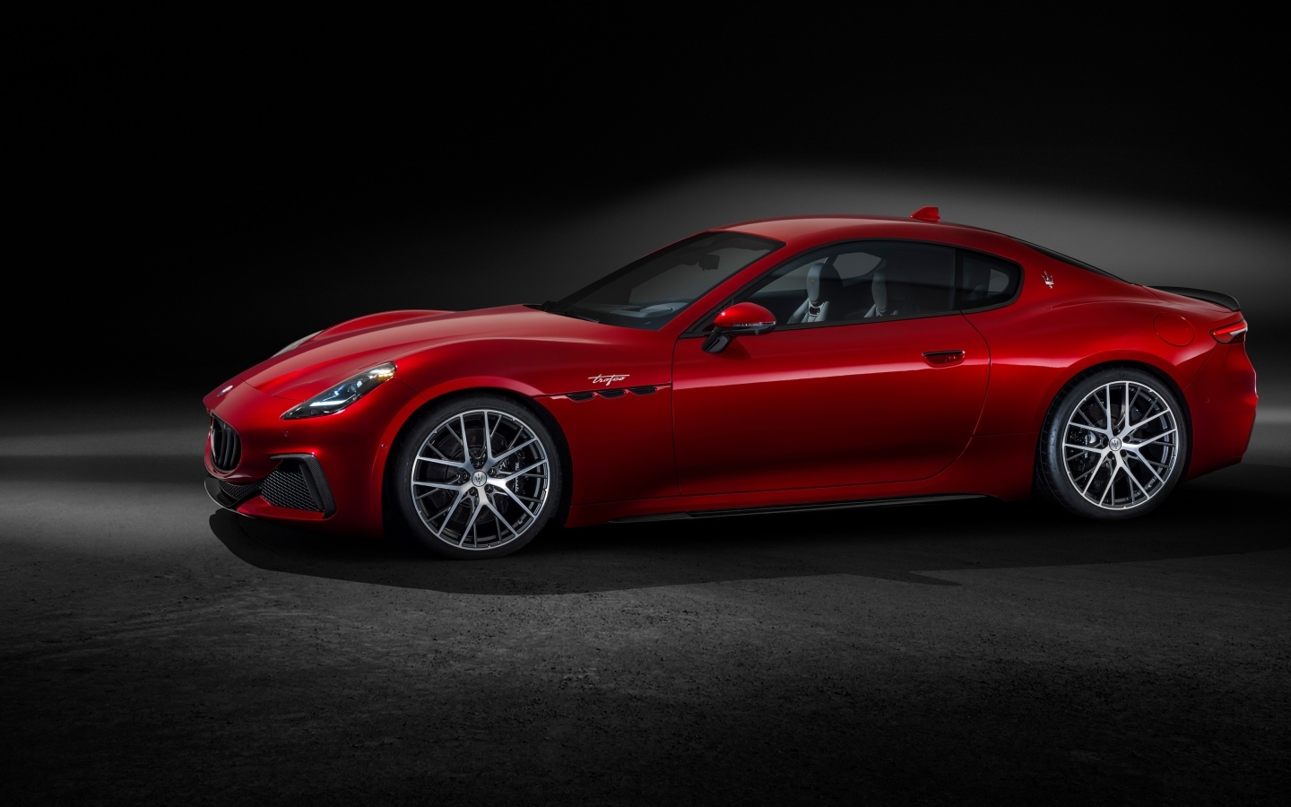 Красный автомобиль Maserati GranTurismo Trofeo 2023 года вид сбоку