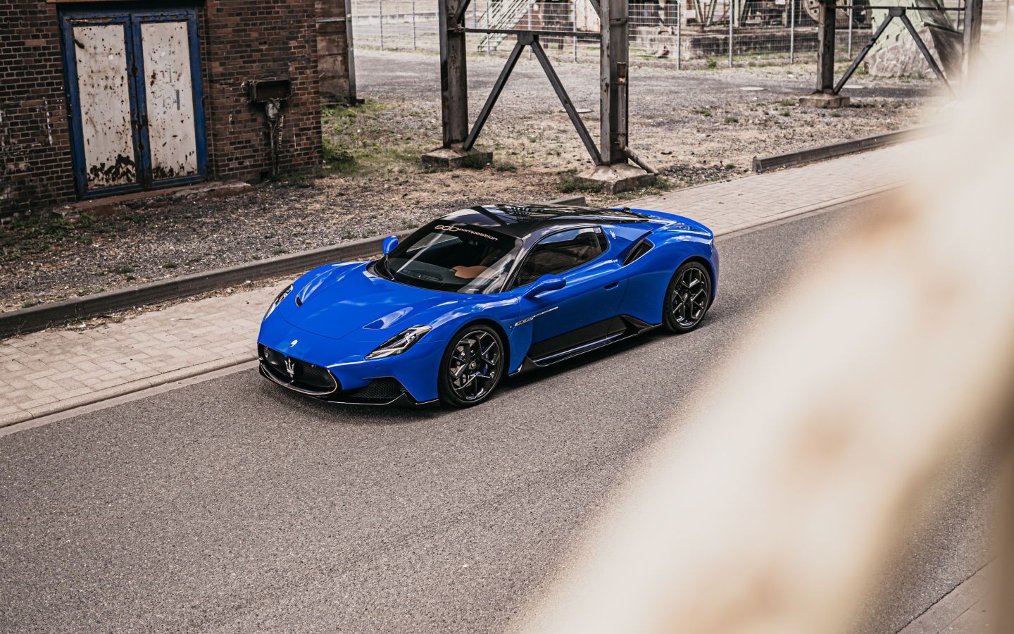 Синий автомобиль Maserati MC20 Coupé 2022 года