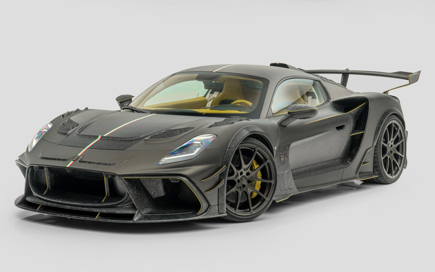 Автомобиль Mansory Maserati MC20 Coupé  на сером фоне