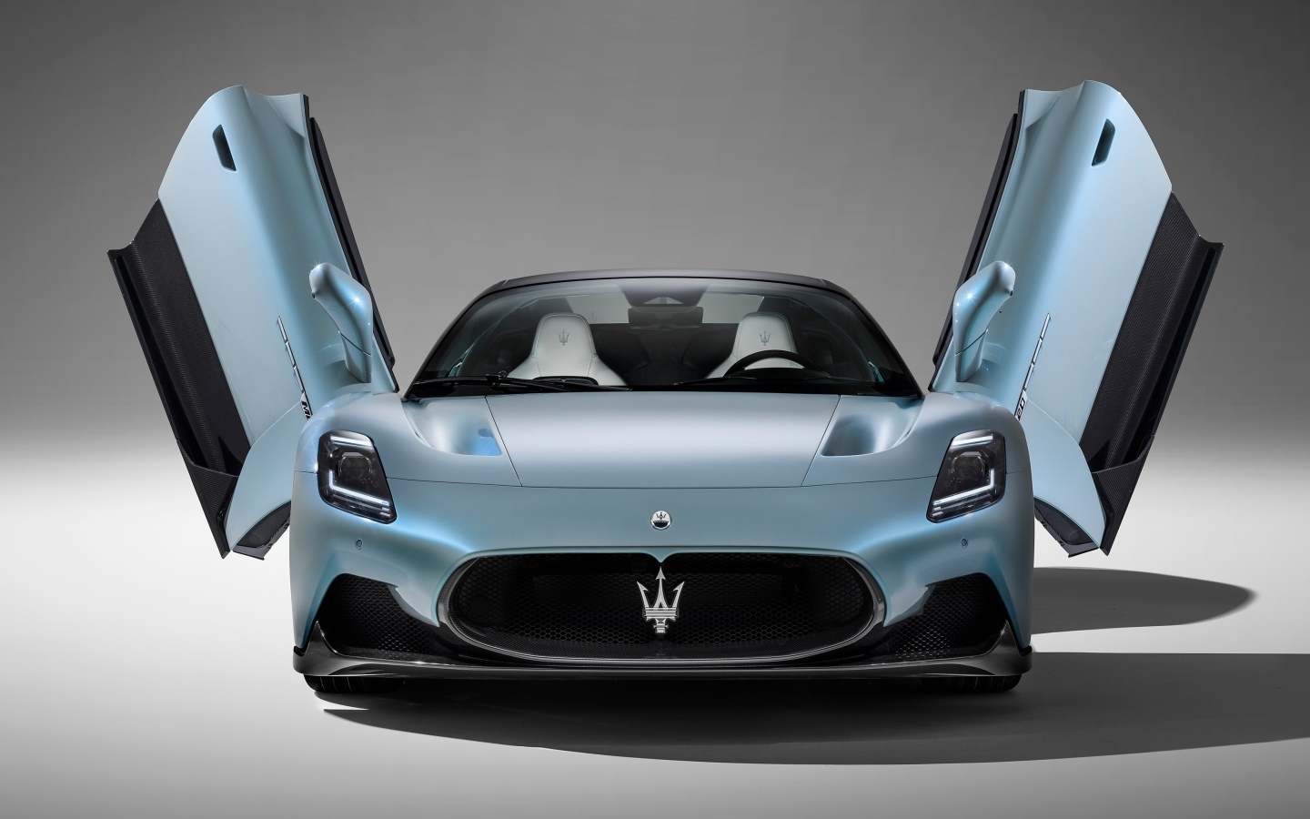 Автомобиль Maserati MC20 Cielo с открытыми дверями