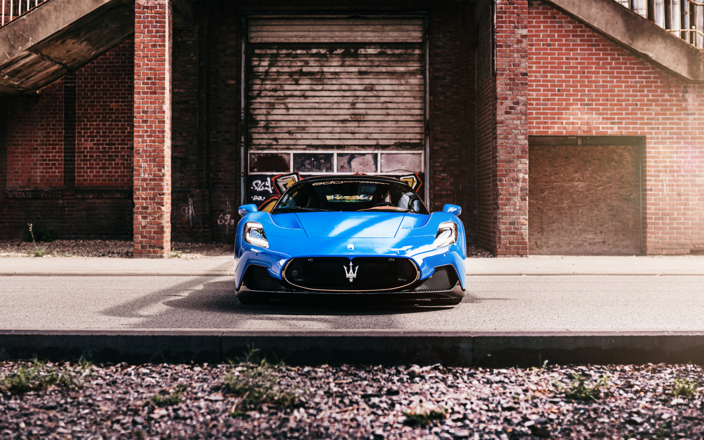 Автомобиль Maserati MC20 Coupé 2022 вид спереди