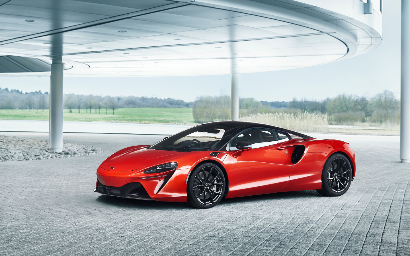 Спортивный красный автомобиль McLaren Artura 2023 года