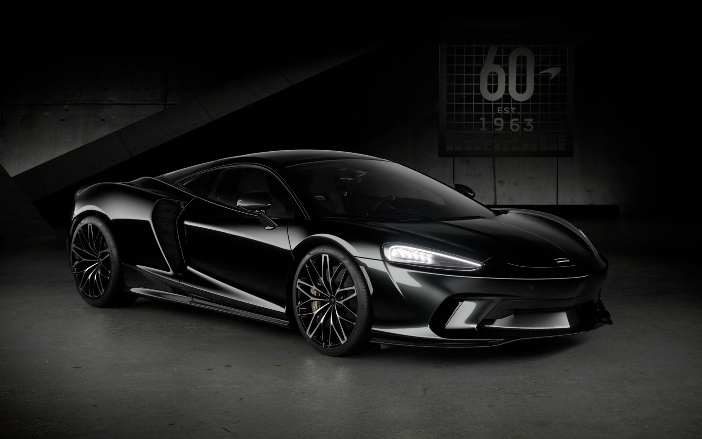 Черный автомобиль McLaren GT 60th