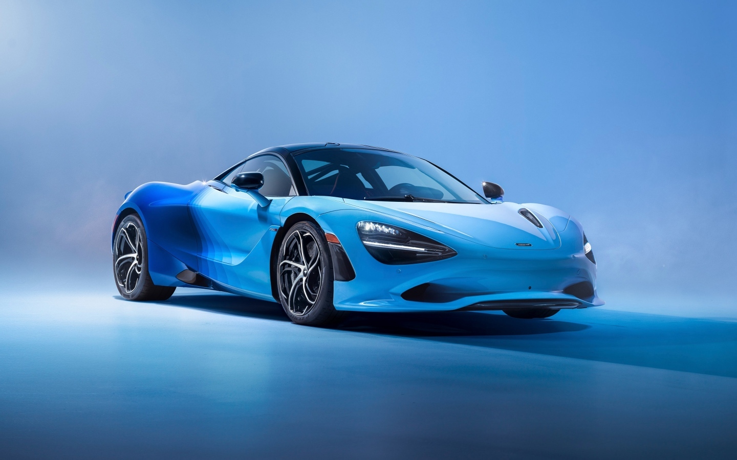 Синий автомобиль McLaren MSO 750S