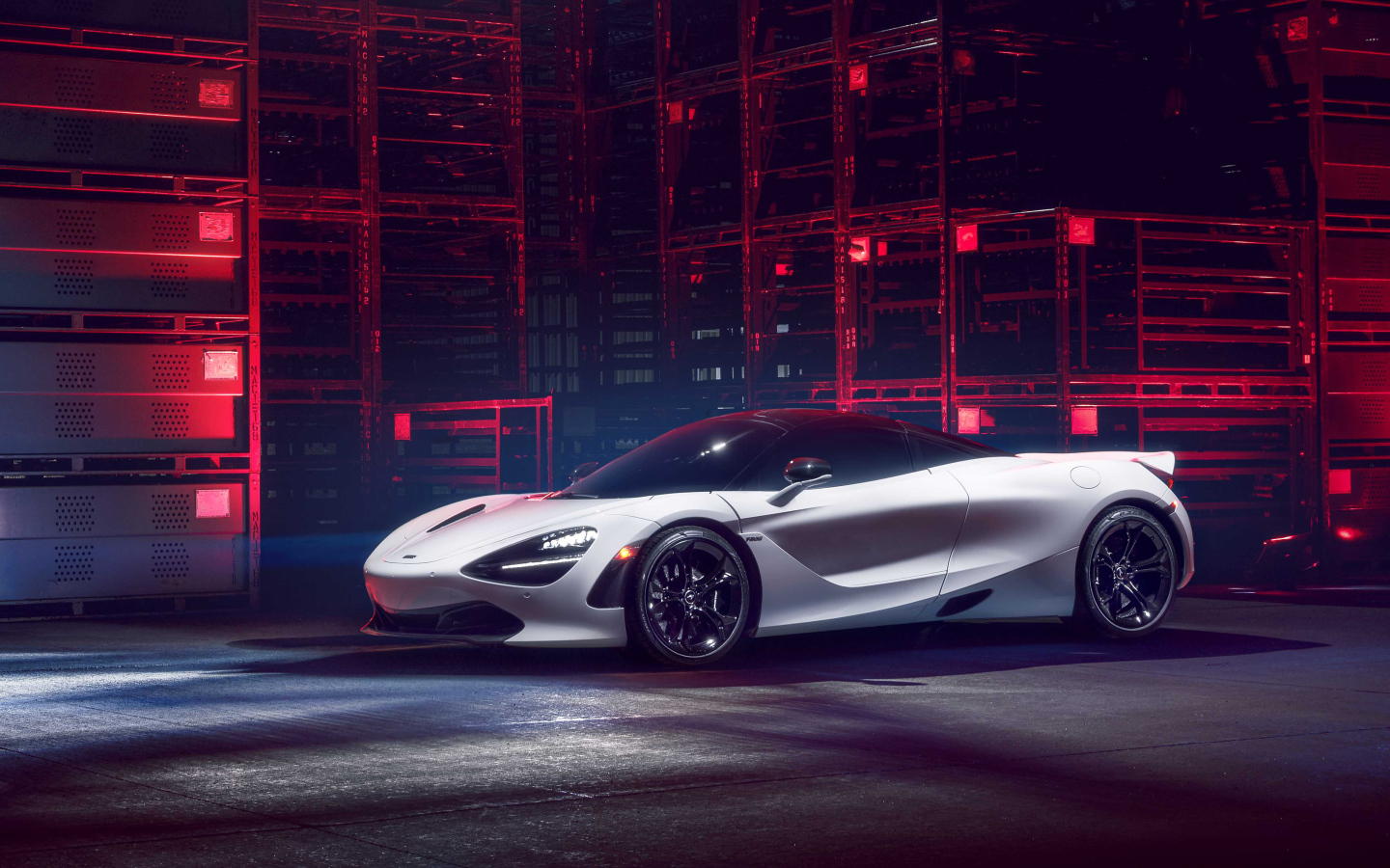 Автомобиль McLaren 720S в здании