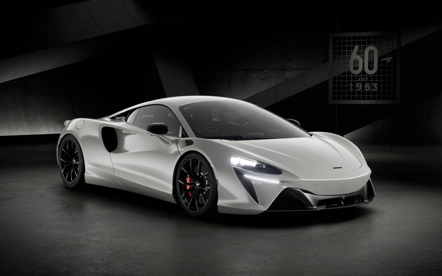 Серебристый автомобиль McLaren Artura 60th Anniversary Edition
