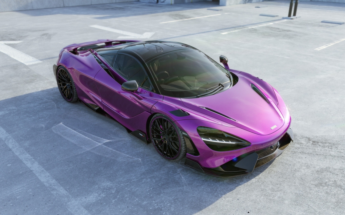Вид сверху на сиреневый автомобиль McLaren 765LT