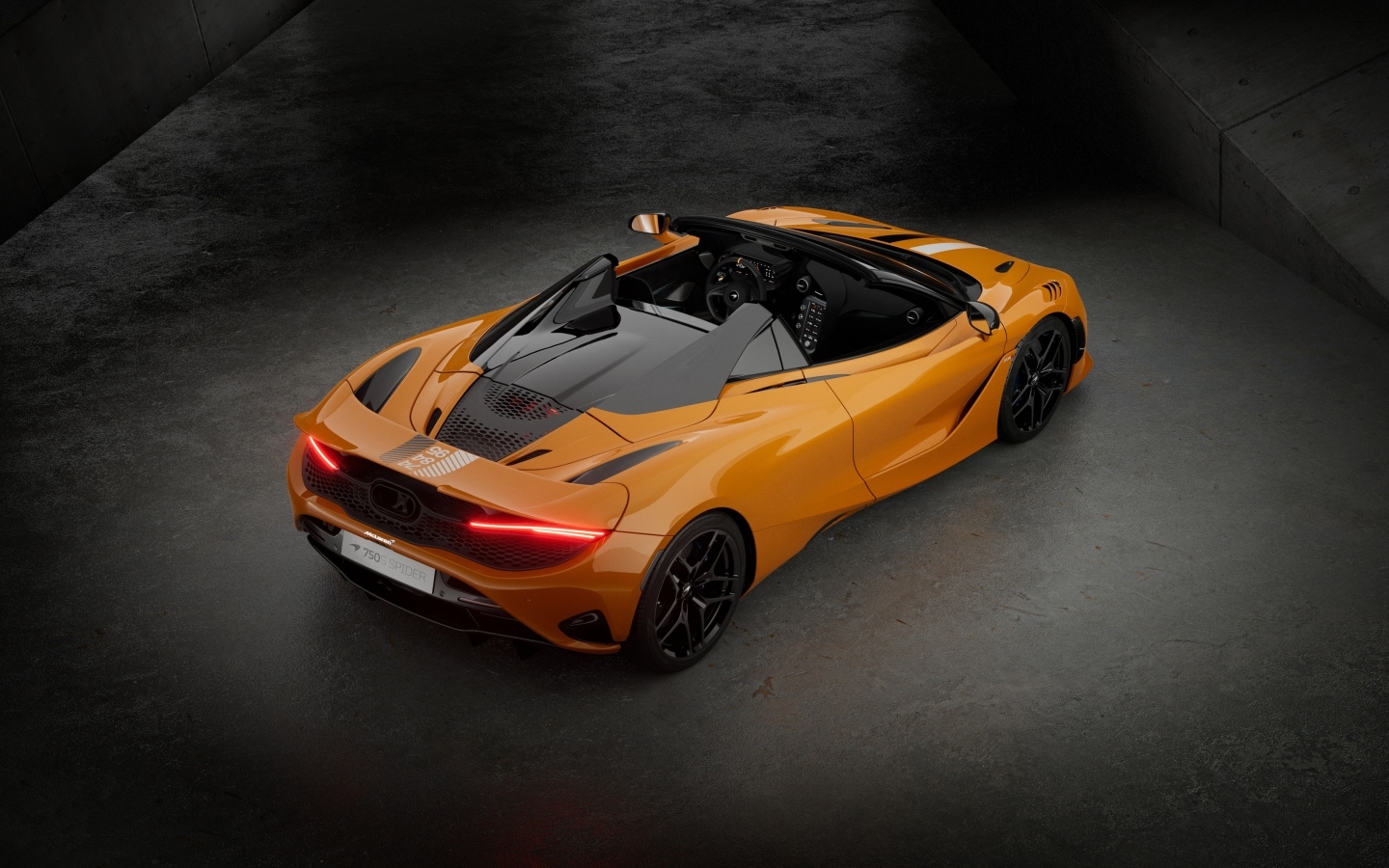 Вид сверху на автомобиль McLaren 750S 60th