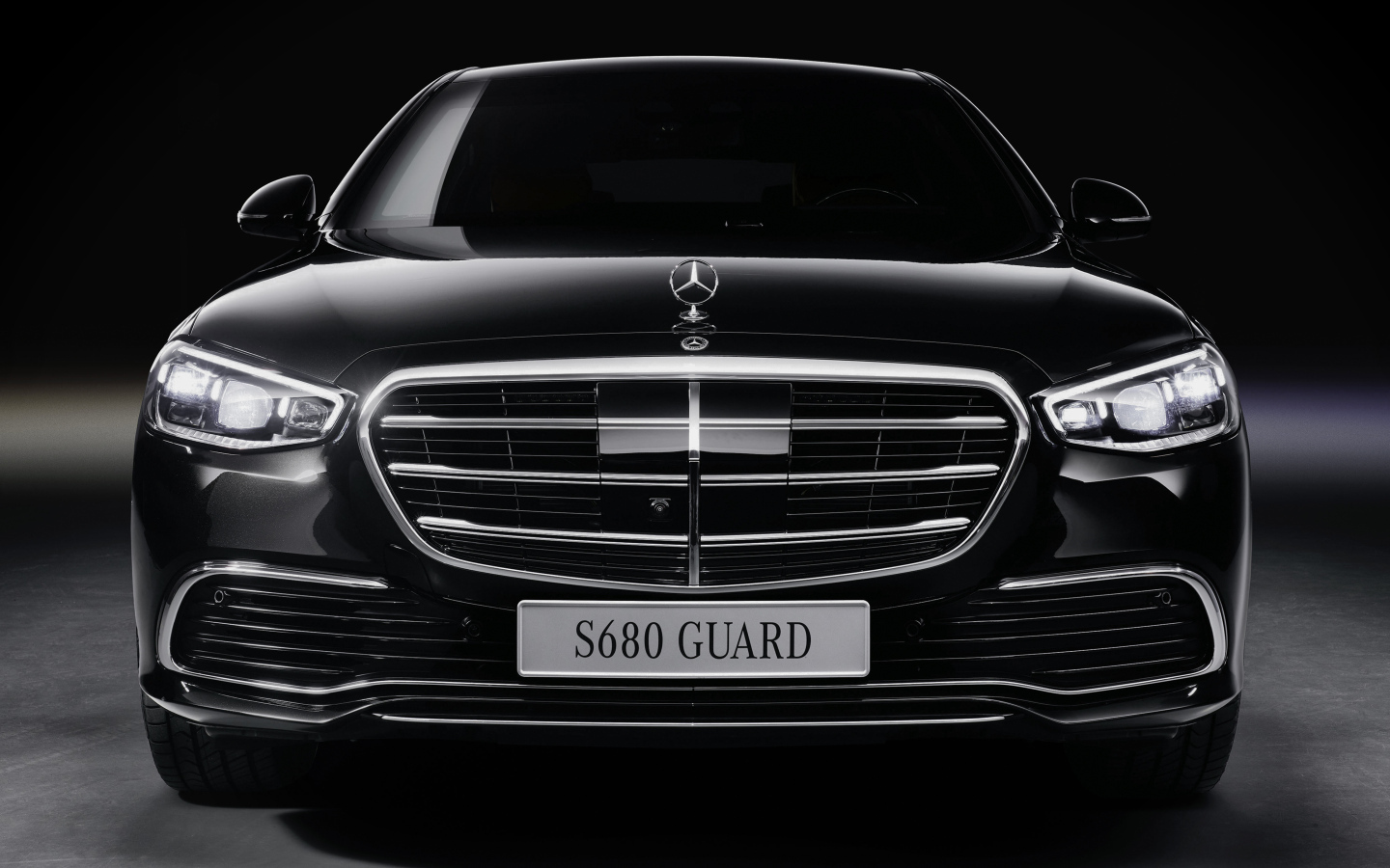 Черный Mercedes-Benz S 680 Guard 4MATIC вид спереди 