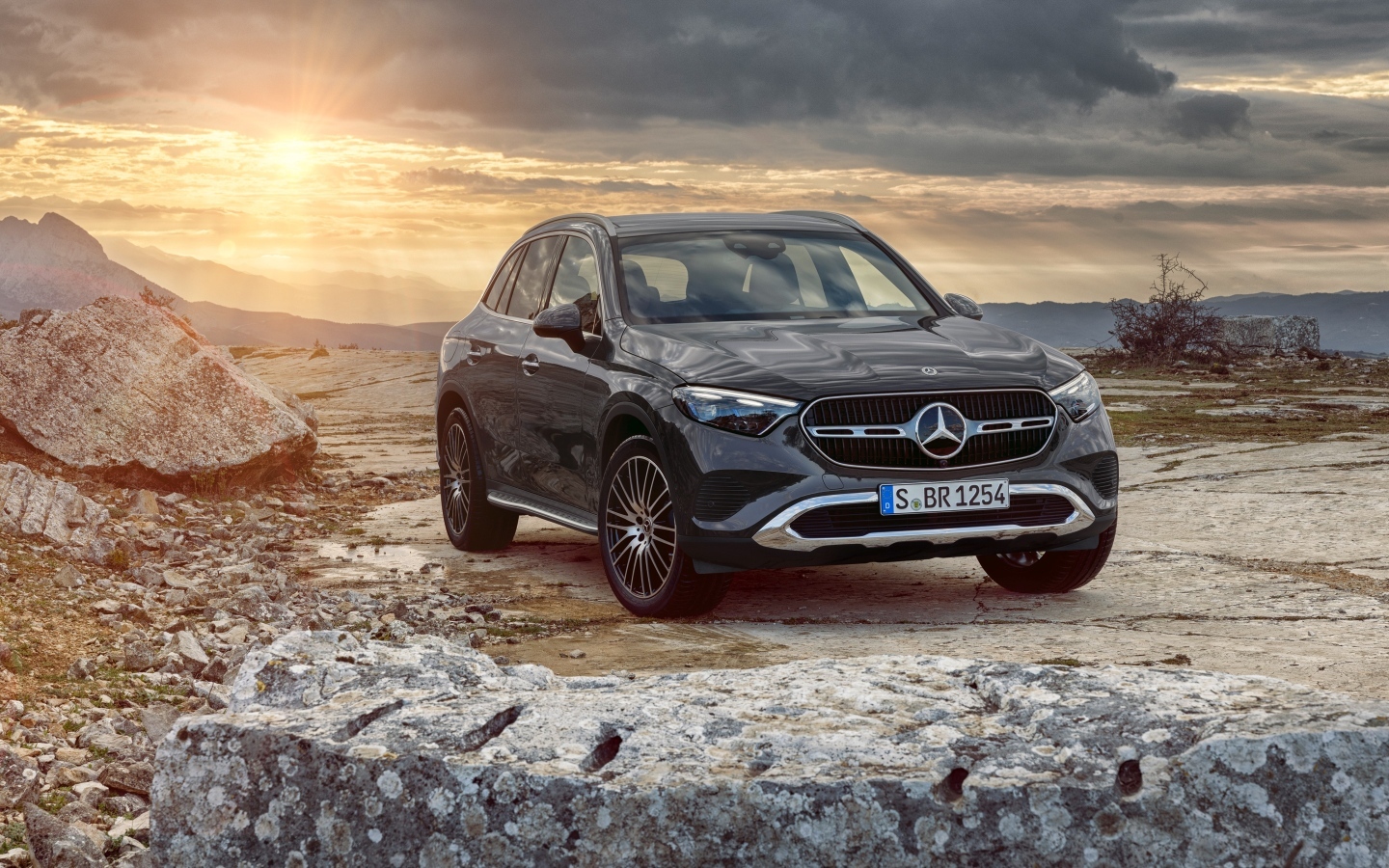 Черный внедорожник Mercedes-Benz GLC 300  на фоне заката