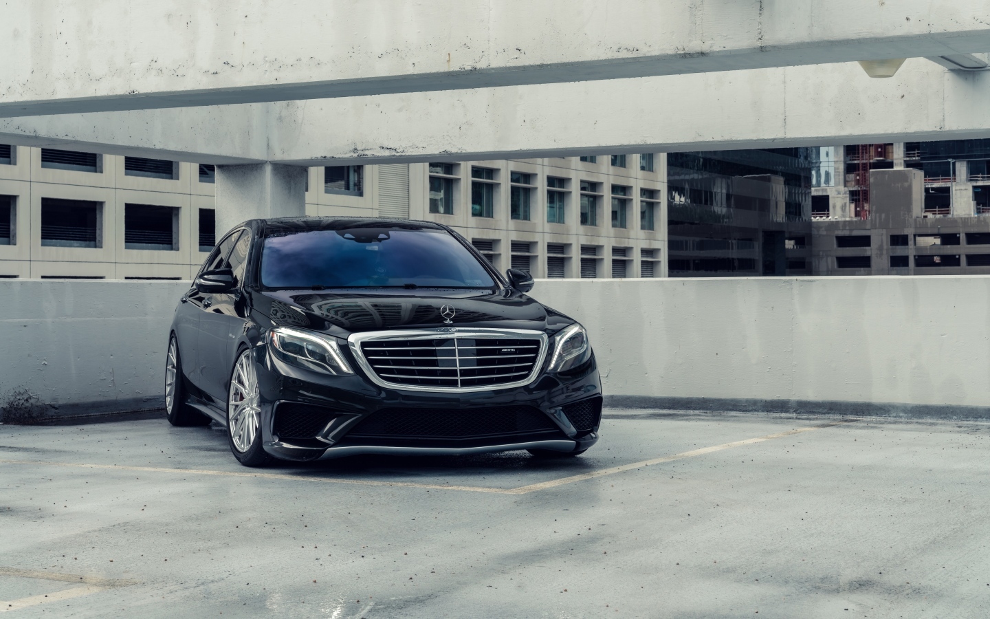 Черный автомобиль Mercedes-Benz S-Coupe S 63 AMG