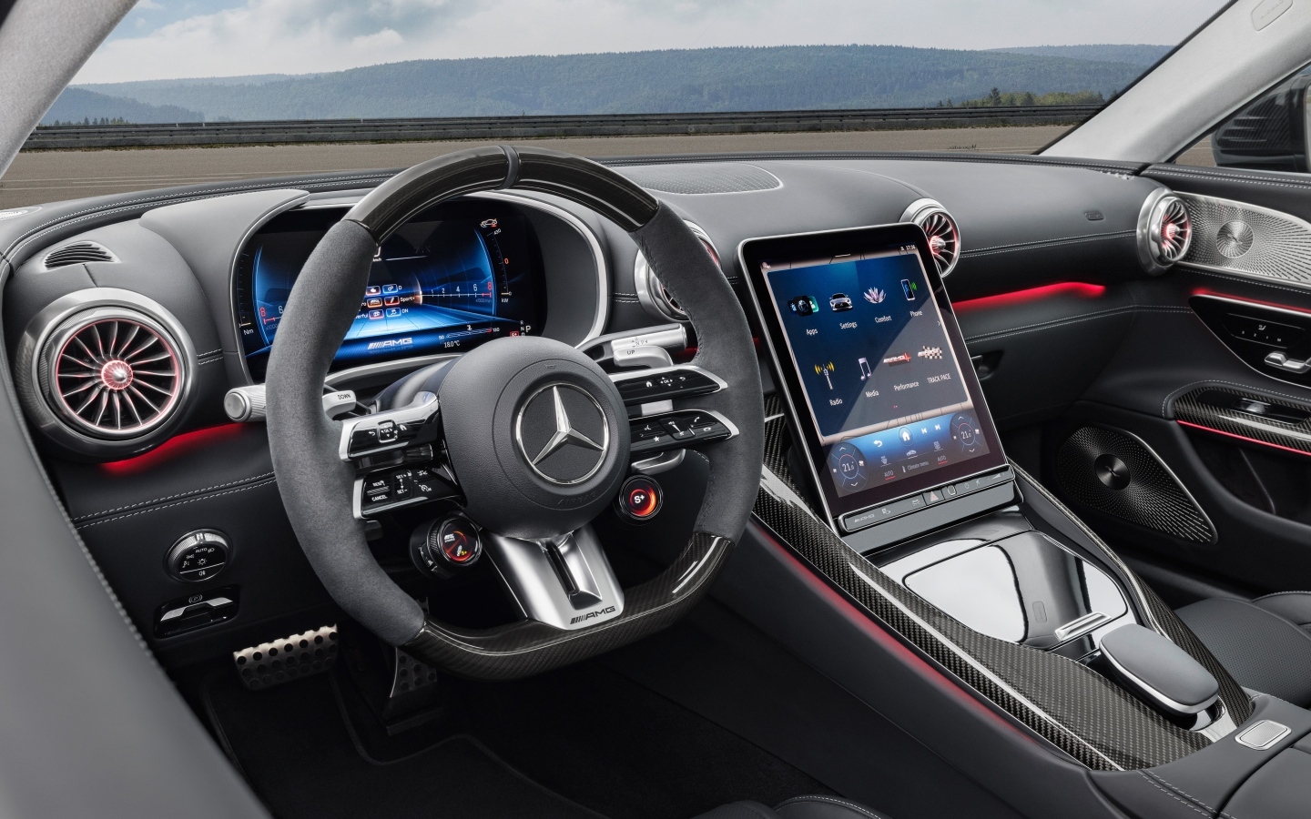 Черный кожаный салон автомобиля Mercedes-AMG SL 63 4MATIC+ 2023 года