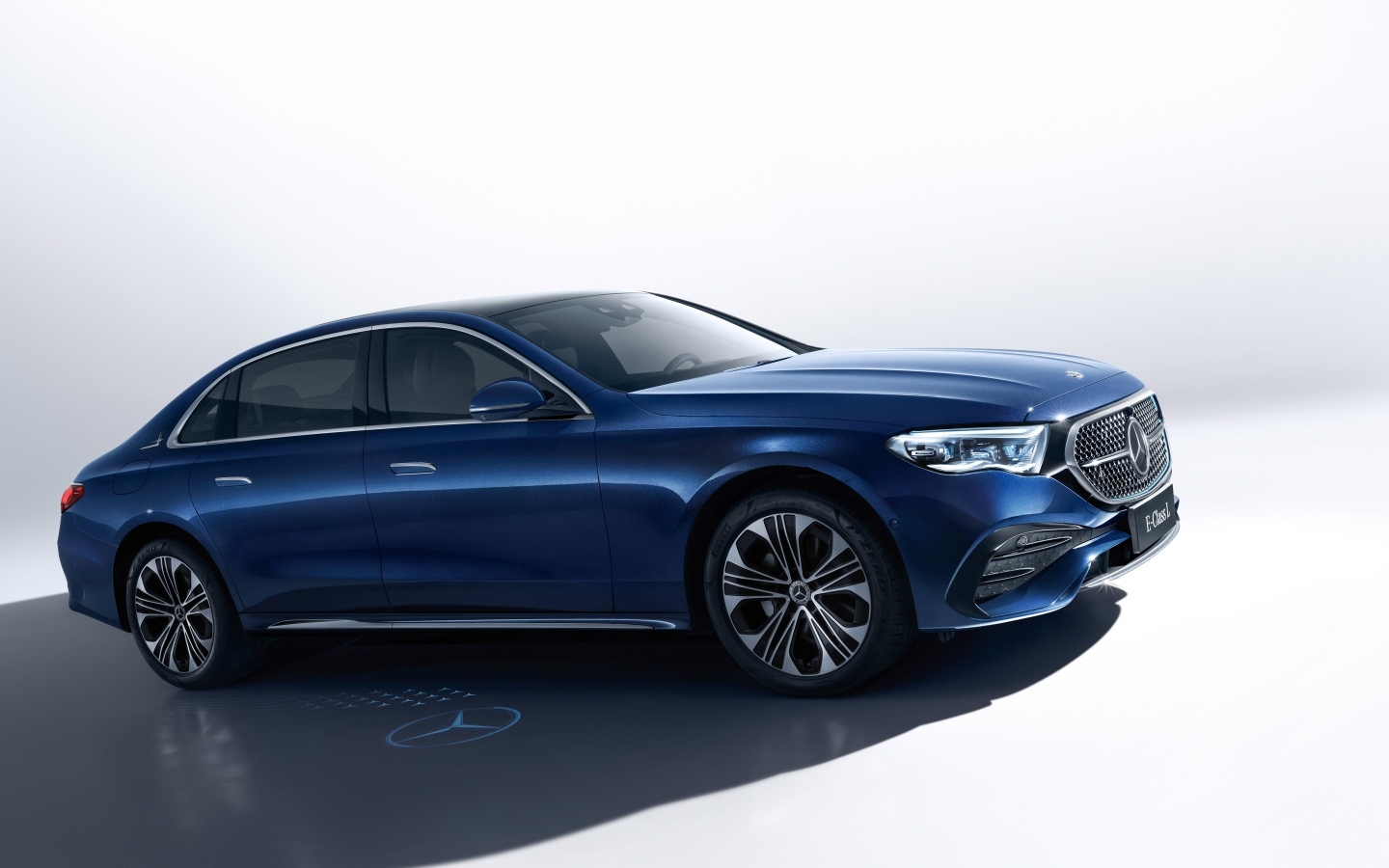 Синий автомобиль Mercedes-Benz E 300 L AMG Line