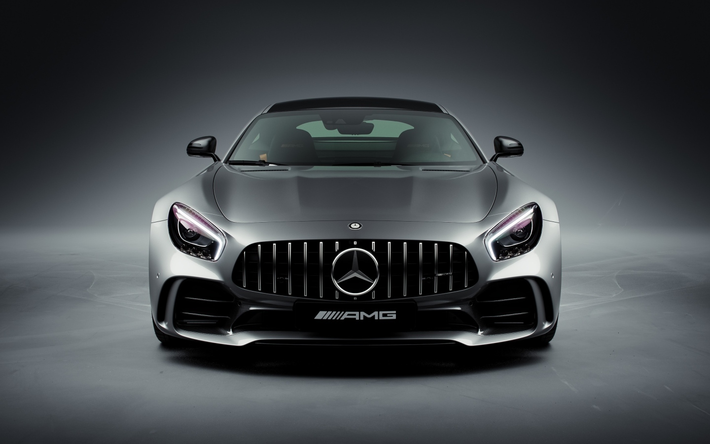 Вид спереди на автомобиль Mercedes-AMG GT R
