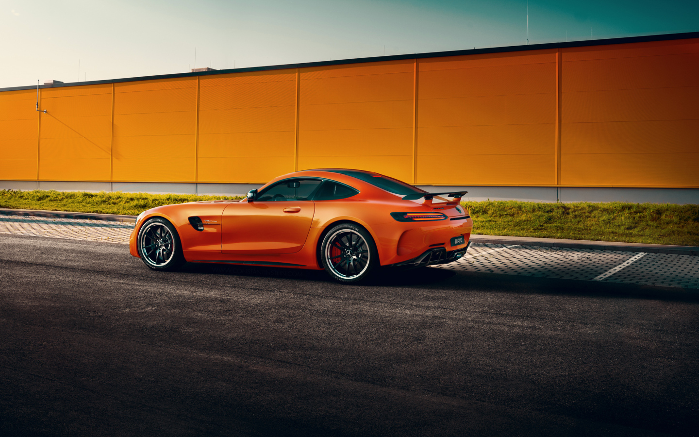 Автомобиль Mercedes-Benz AMG GT R у здания