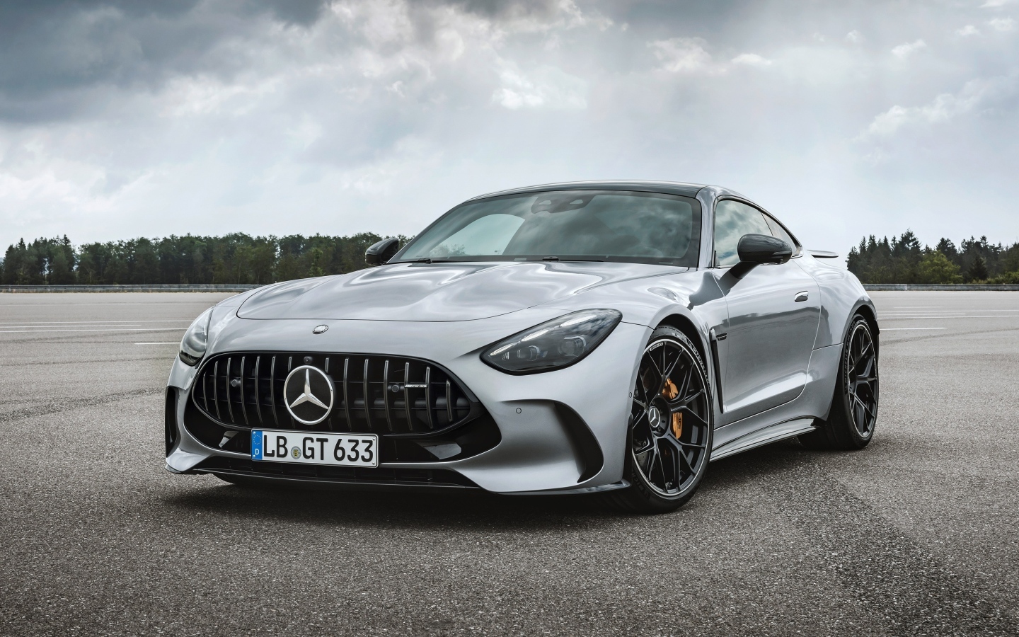 Серебристый автомобиль Mercedes-AMG GT 63 4MATIC+ 2023