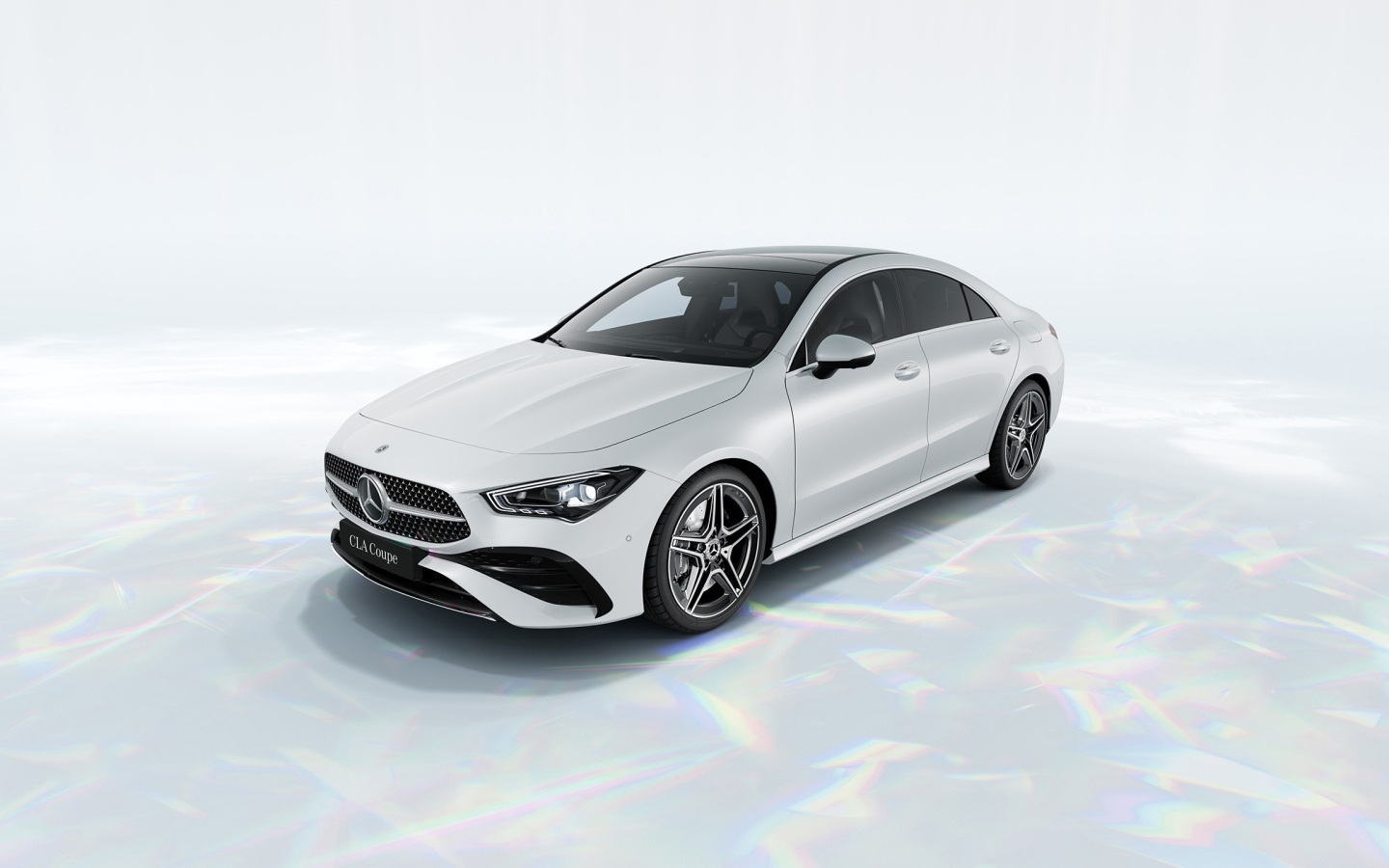 Белый автомобиль Mercedes-Benz CLA 260 4MATIC AMG Line