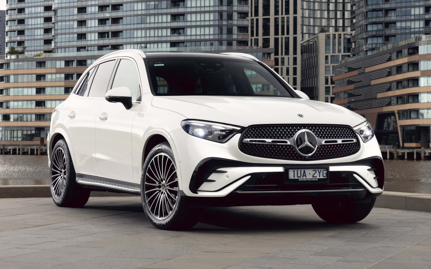 Белый автомобиль Mercedes-Benz GLC 300 4MATIC AMG Line 2023 года