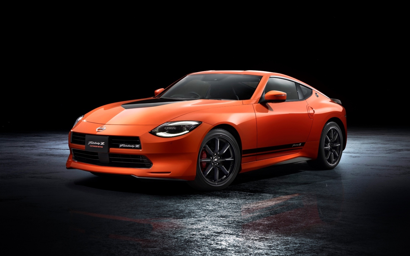 Автомобиль Nissan Fairlady Z Customized Edition 2023 года на черном фоне