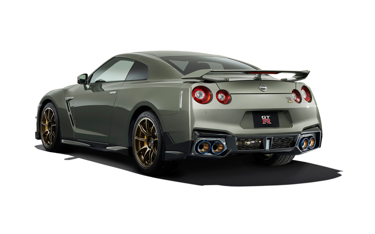 Автомобиль Nissan GT-R Premium Edition T-Spec 2023  года на белом фоне
