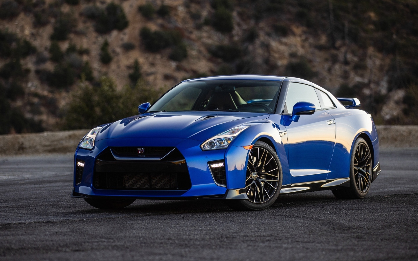 Синий автомобиль Nissan GT-R Premium