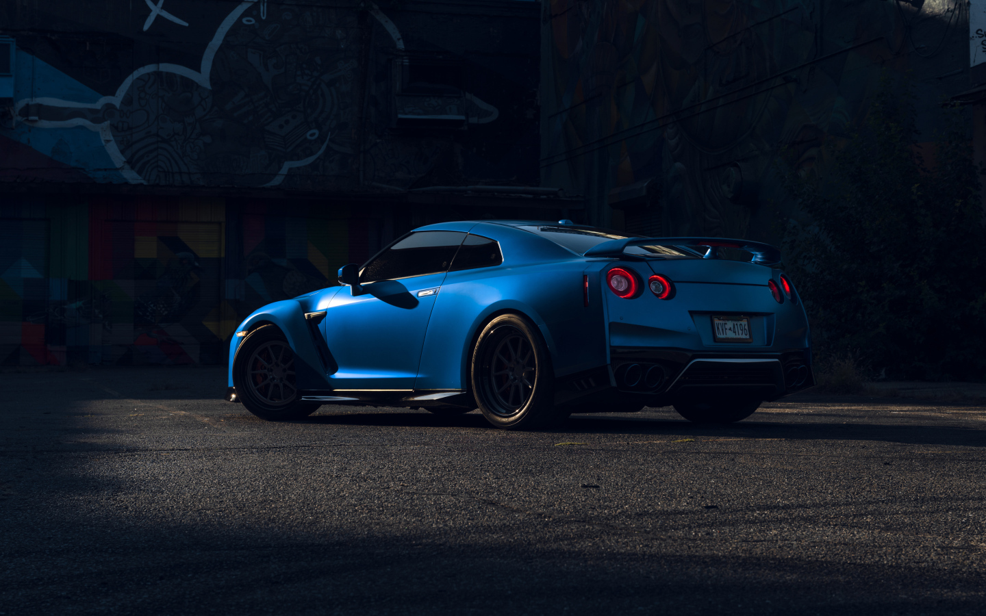 Автомобиль Nissan GT-R вид сзади