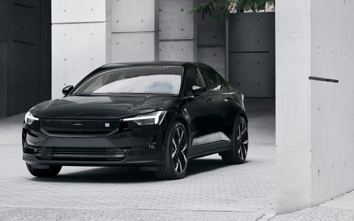 Автомобиль Polestar 2 2023  года черного цвета