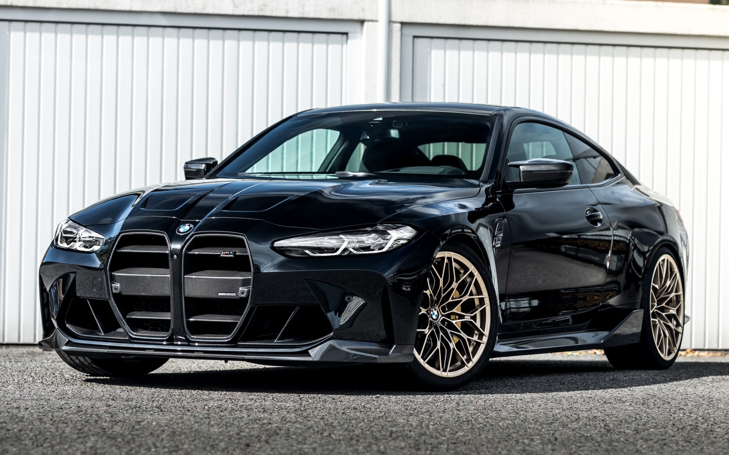 Черный автомобиль Manhart MH4 600