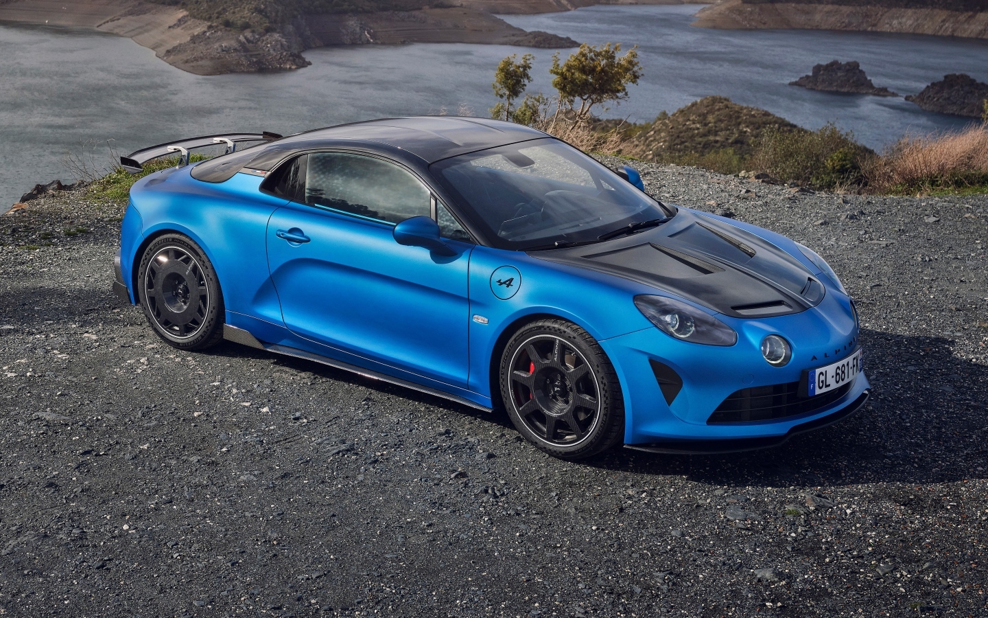 Синий автомобиль Alpine A110 R у воды