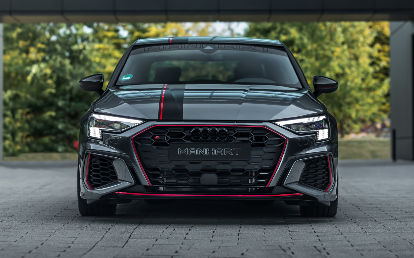 Автомобиль Manhart S 400 вид спереди