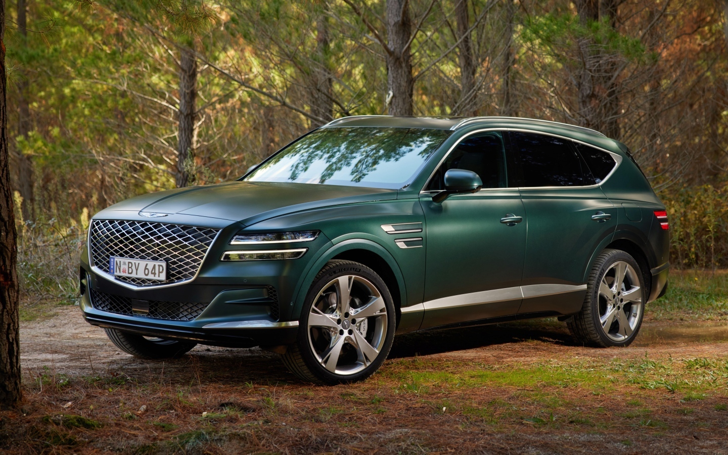 Внедорожник Genesis GV80 3.5T AWD в лесу